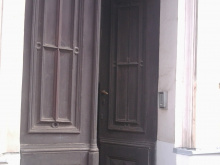Dveře u hlavního vstupu